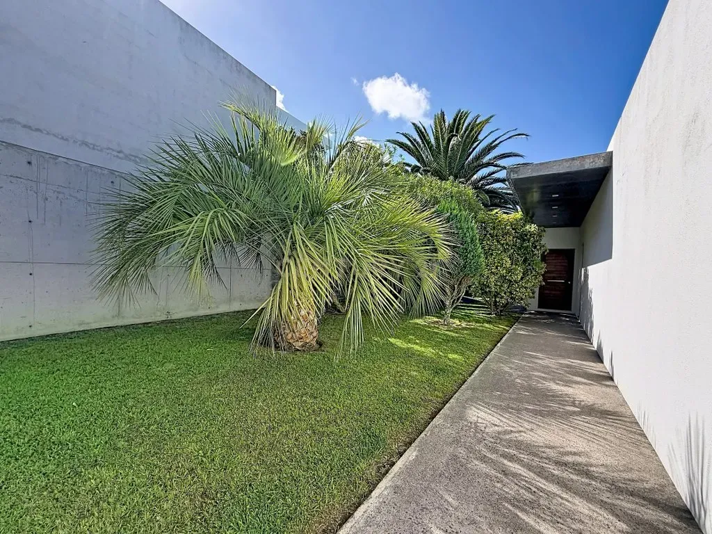 Fotografia 10 de Moradia Contemporânea com Vista Mar, Jardim e Ampla Zona Exterior!