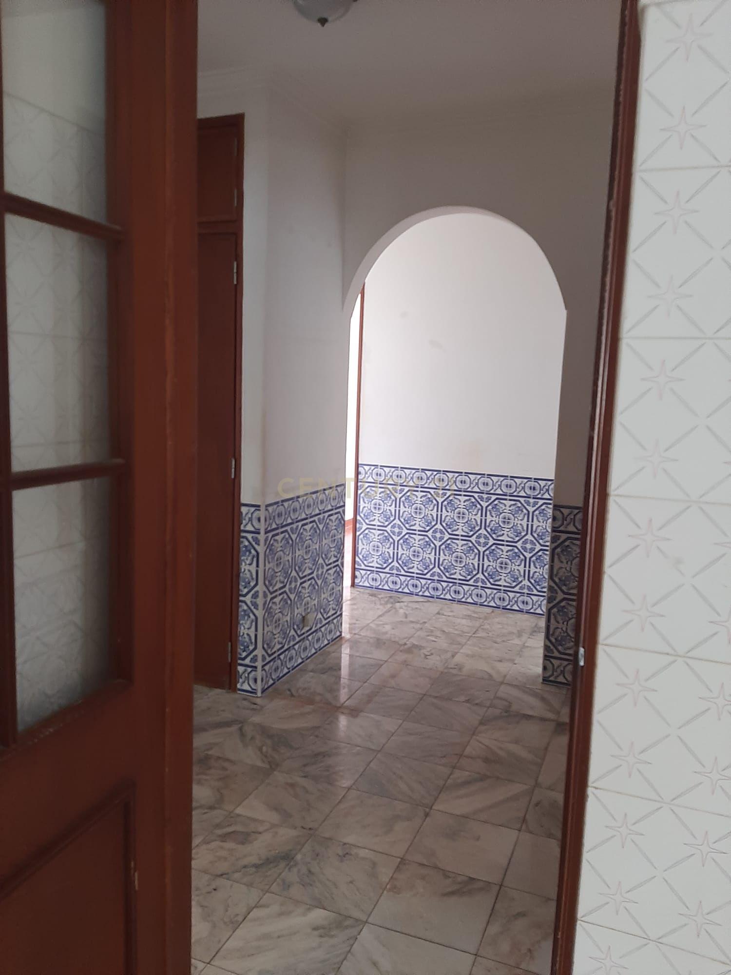 Oportunidade Única em Carnaxide - T3 - Imóvel para remodelar com Excelente Localização - Image 14