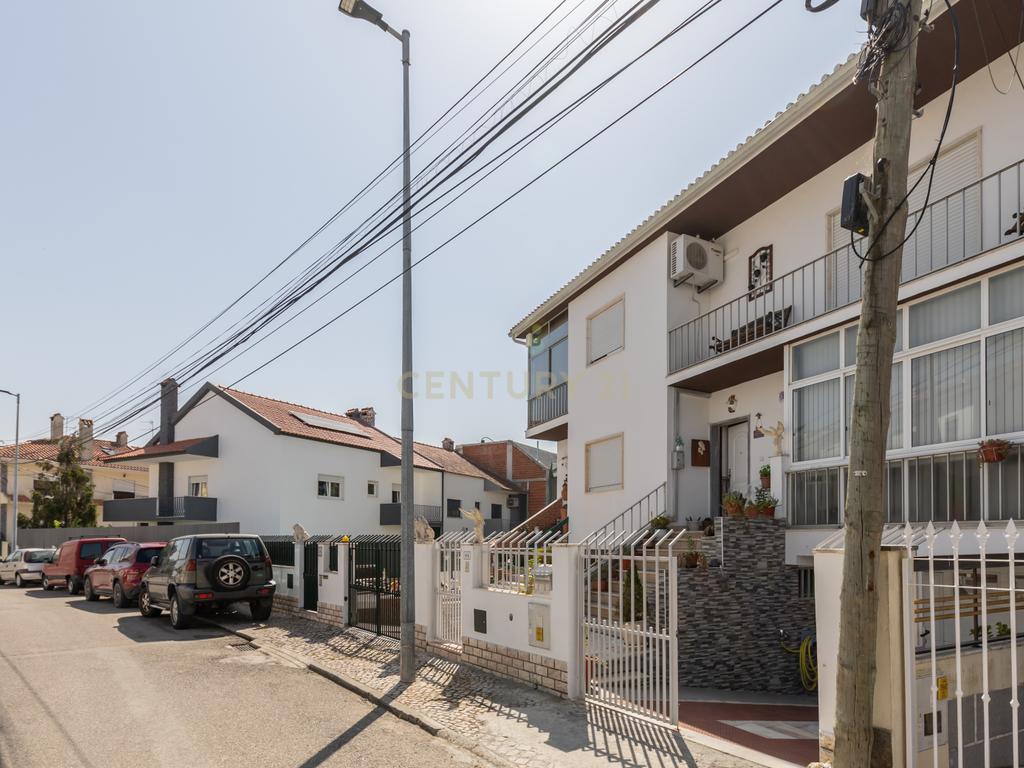 T3 + T1  com Garagem e Logradouro em Corroios, Seixal, Setúbal - Image 1