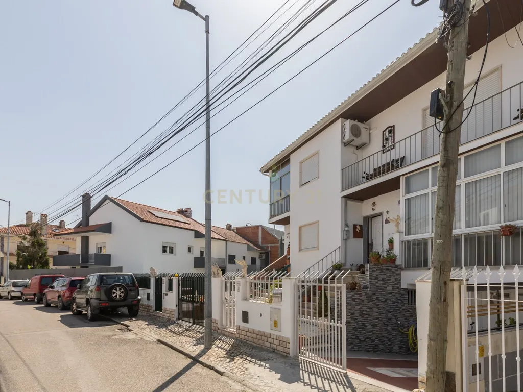 T3 + T1 com Garagem e Logradouro em Corroios, Seixal, Setúbal - Image 1