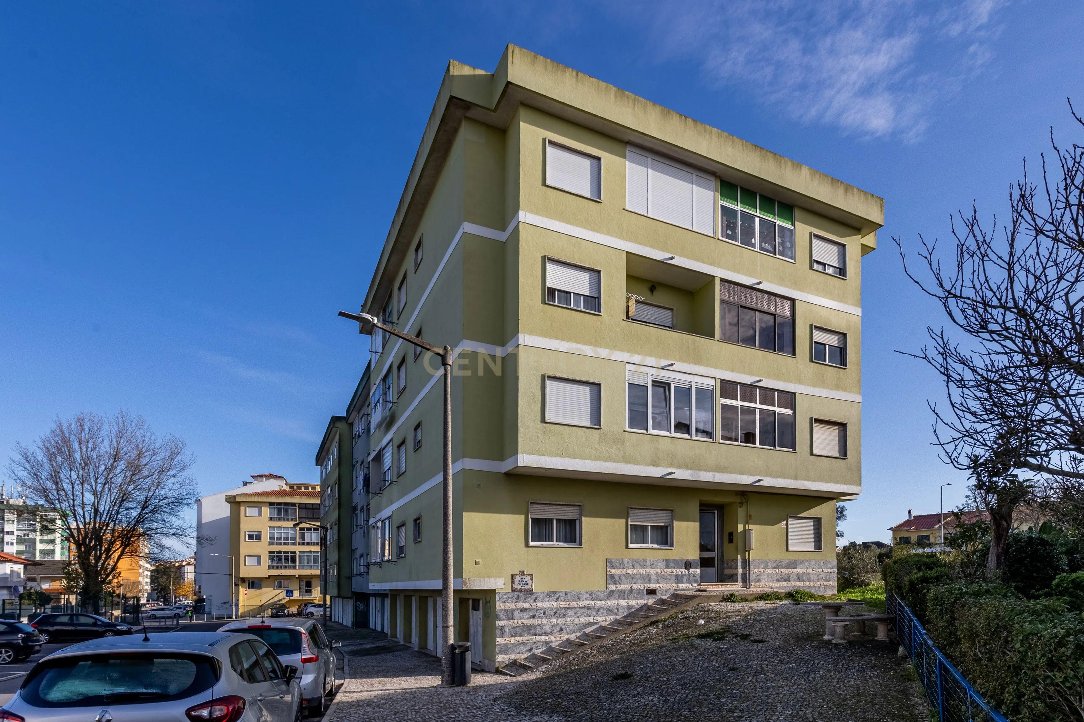 Apartamento T3 com garagem Box em Algueirão Mem Martins