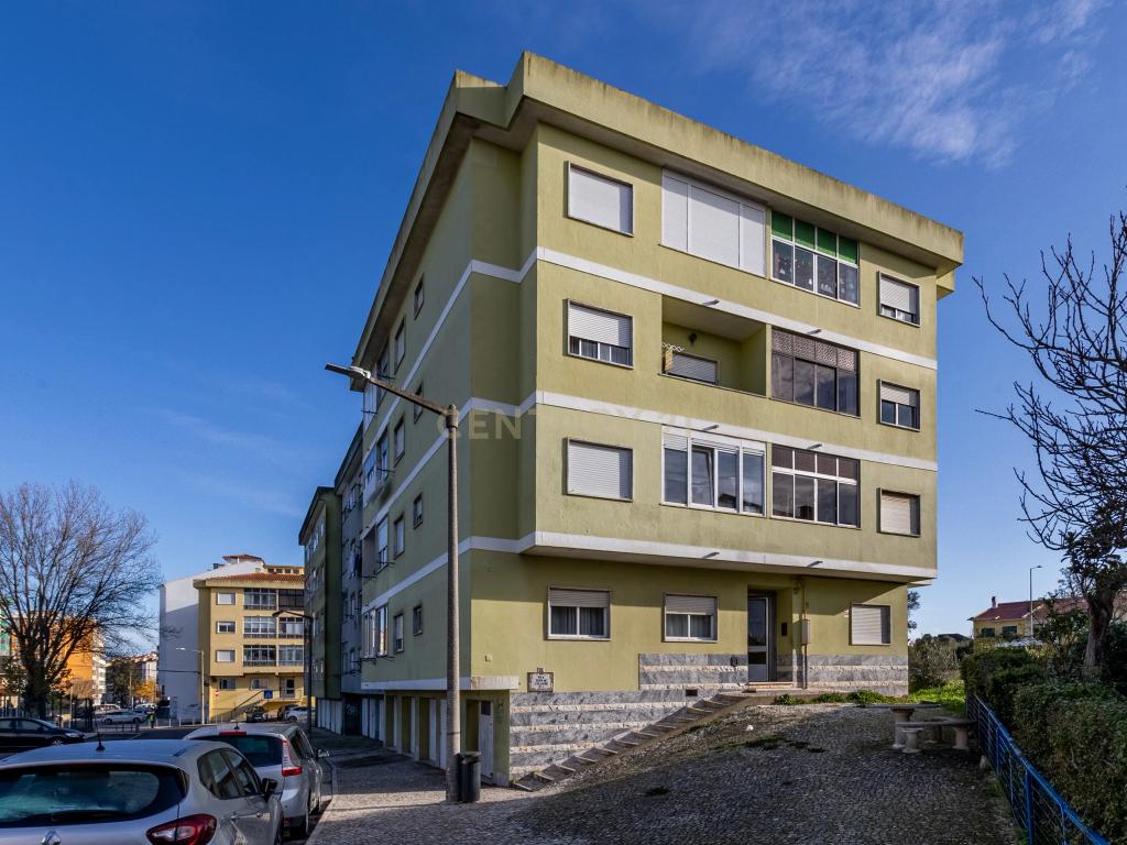 Apartamento T3 com garagem Box em Algueirão Mem Martins - Image 1