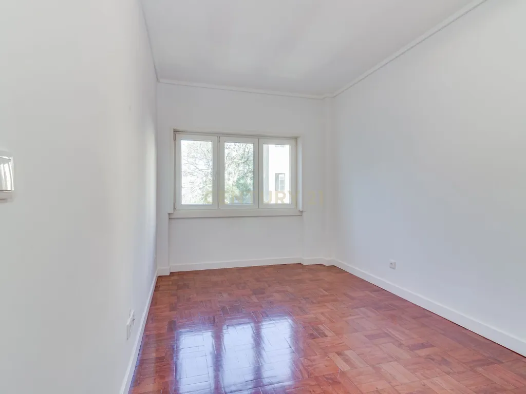 T3 TOTALMENTE RENOVADO COM VARANDA DE 21 m² NO CAMPO PEQUENO – LISBOA - Image 23