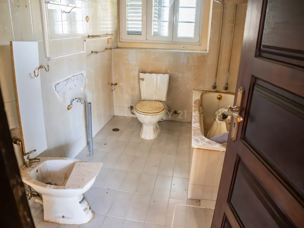 Moradia de charme T5 com Garagem e Terreno em Abrunheira, Sintra - Image 17