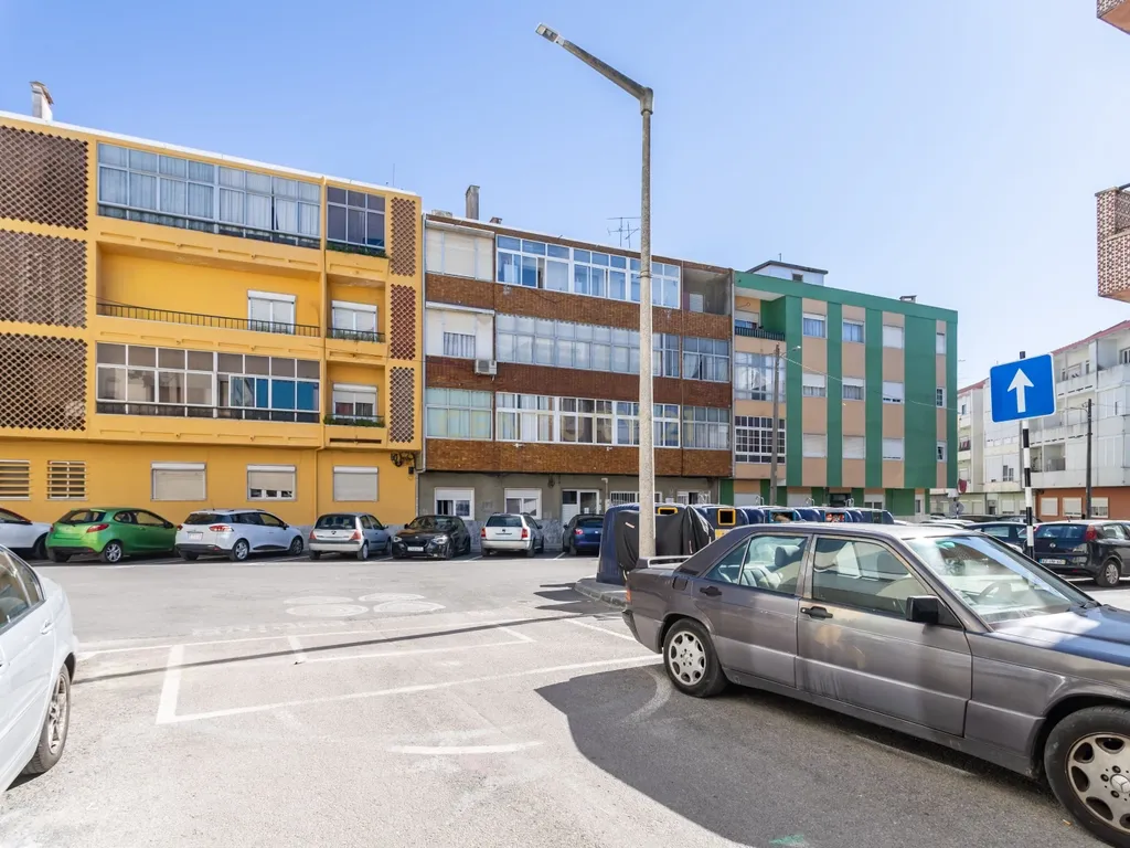Apartamento T2(+1) Renovado com Logradouro de 100m² – Pronto a Habitar (Mobilado e Equipado) em Paio Pires - Oportunidade Única! - Image 29