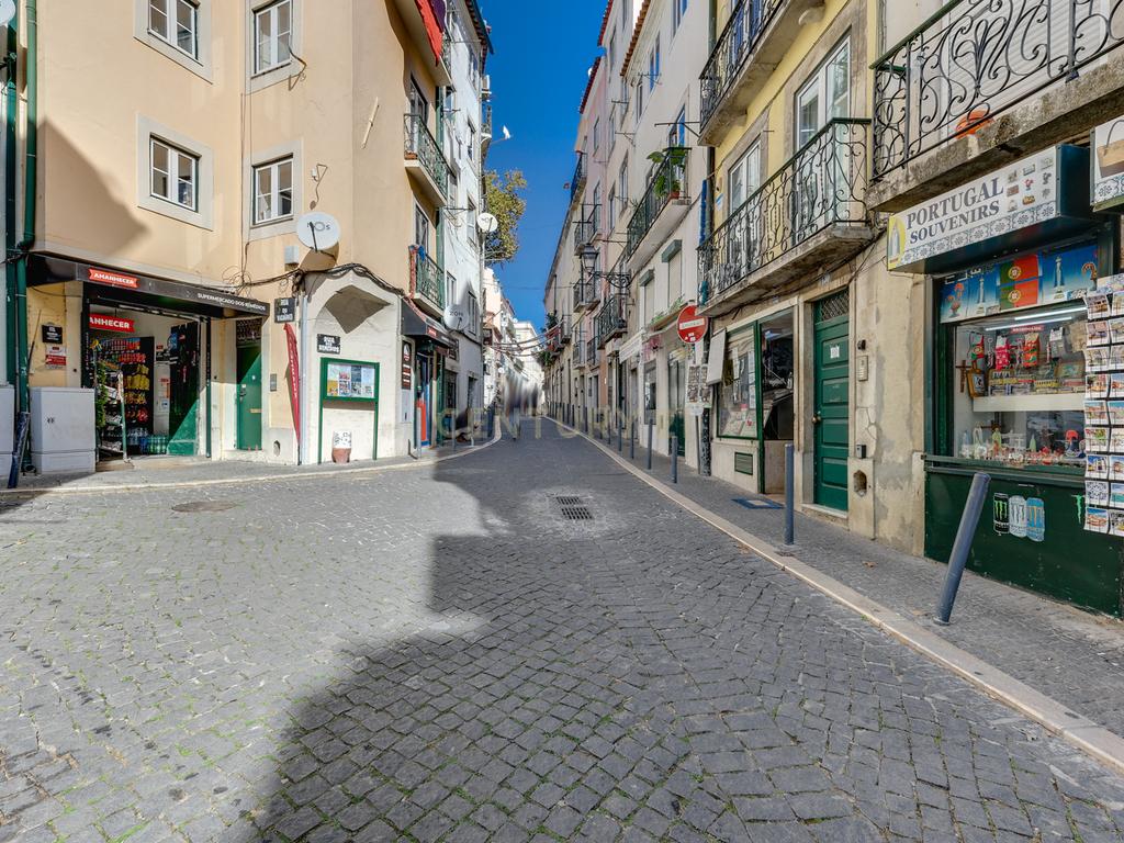 T2 DUPLEX EM ALFAMA COM VISTA PARA ARRENDAR - Image 28