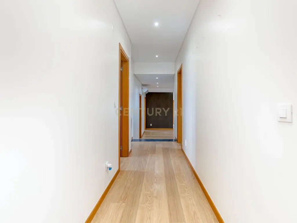 Moradia T4 com Piscina | 426 m² de Construção e Lote de 1.000 m² | Arruda dos Vinhos - Image 43
