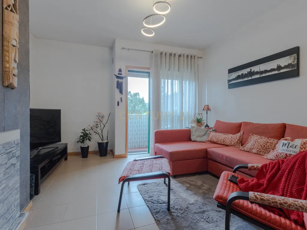 Fantástico Apartamento T2 com Lareira, Varanda e Lugar de Garagem | Fânzeres – Gondomar - Image 5