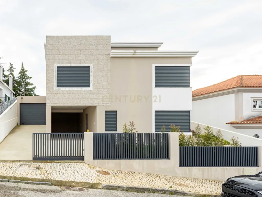 Moradia V4 isolada de arquitetura contemporânea com piscina, com vista para Serra da Arrábida - Image 27