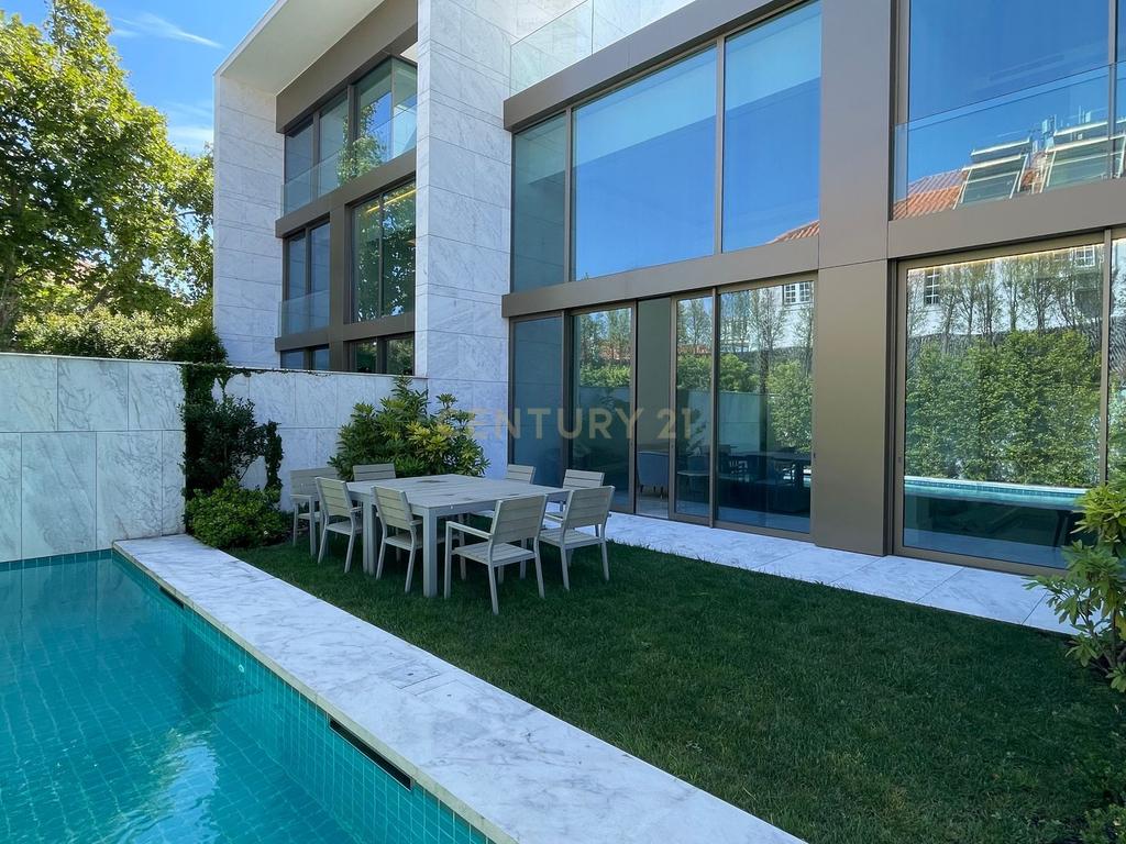 Moradia T3+1 em Cascais com Piscina Privada, Varandas e Jardim - Image 3