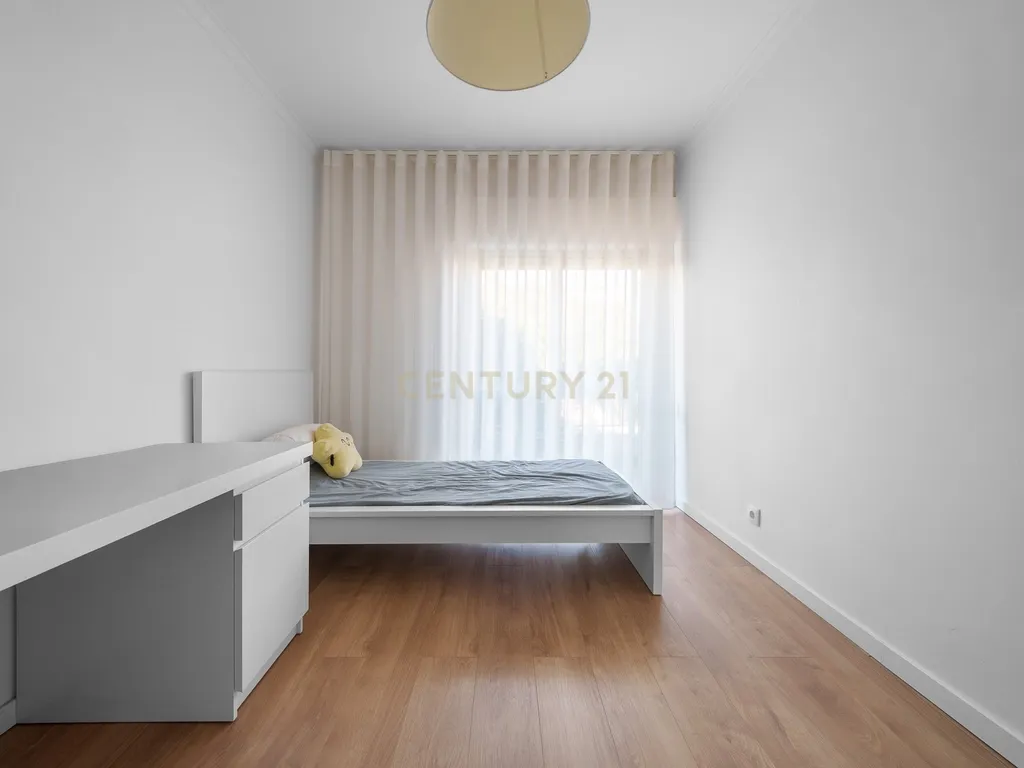 Apartamento T2 Renovado com Varanda e Arrecadação em São João da Talha - Image 4