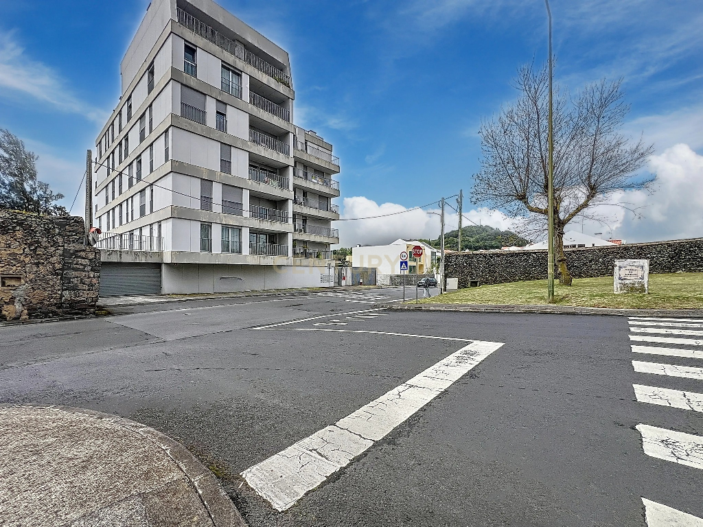 Excelente T2 com Bons Acabamentos e Acesso Rápido ao Centro Ponta Delgada! - Image 43