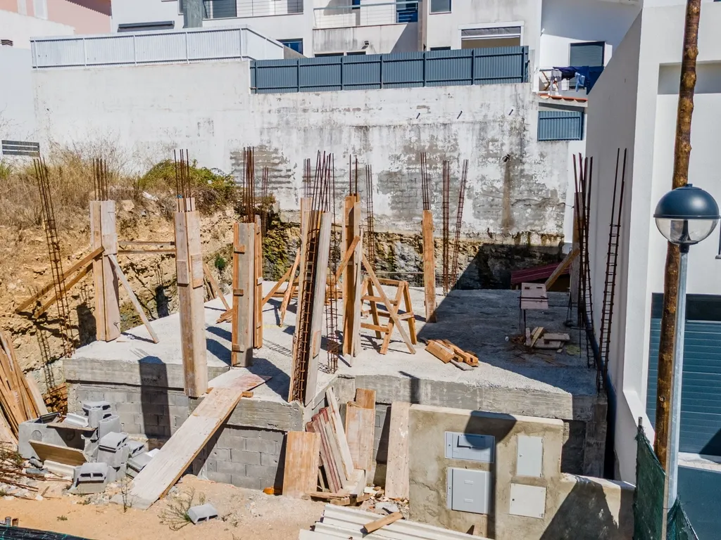 Moradia T3 em construção-Caneças/Odivelas. Vendida no estado em que se encontra. - Image 10