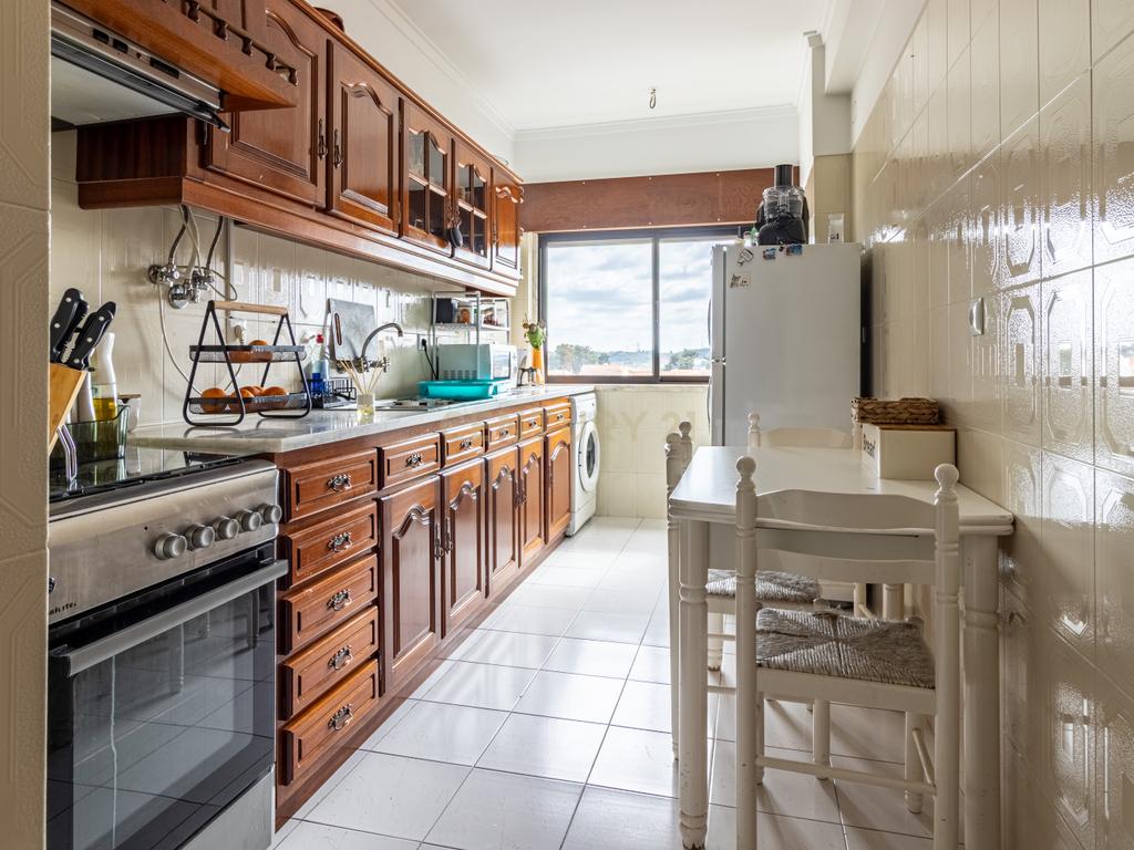 Apartamento T3 com Varanda na Quinta do Conde – 3º Andar  - Image 8