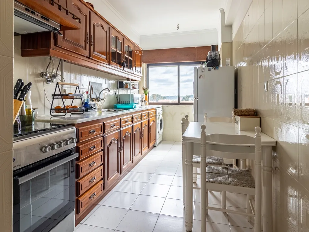 Apartamento T3 com Varanda na Quinta do Conde – 3º Andar - Image 8