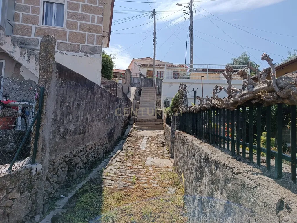 Moradia/ruína térrea em Santo Tirso com vista para o Parque de Geão - Image 13