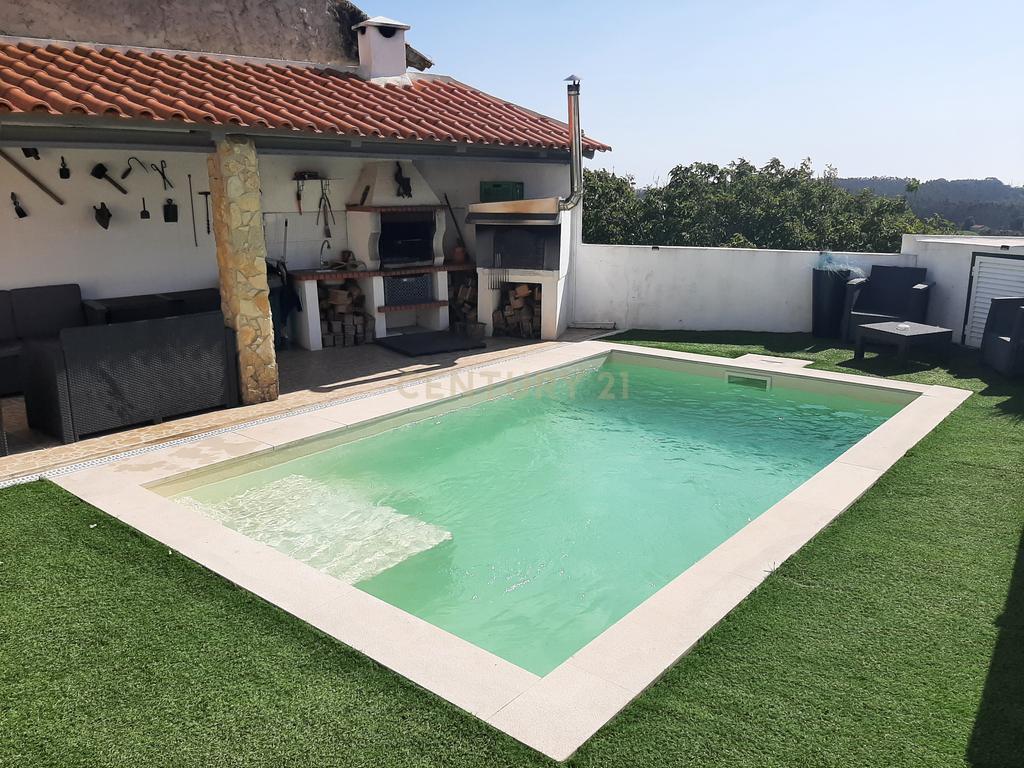Moradia  T3 na  Lourinhã com Piscina  Garagem e Churrasqueira - Image 32