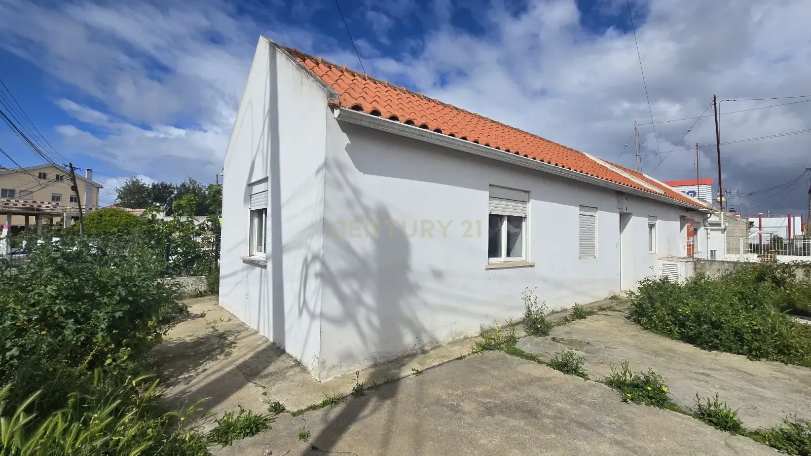 Moradia Térrea em ponta de banda sem licença no centro da Charneca Caparica - Image 1