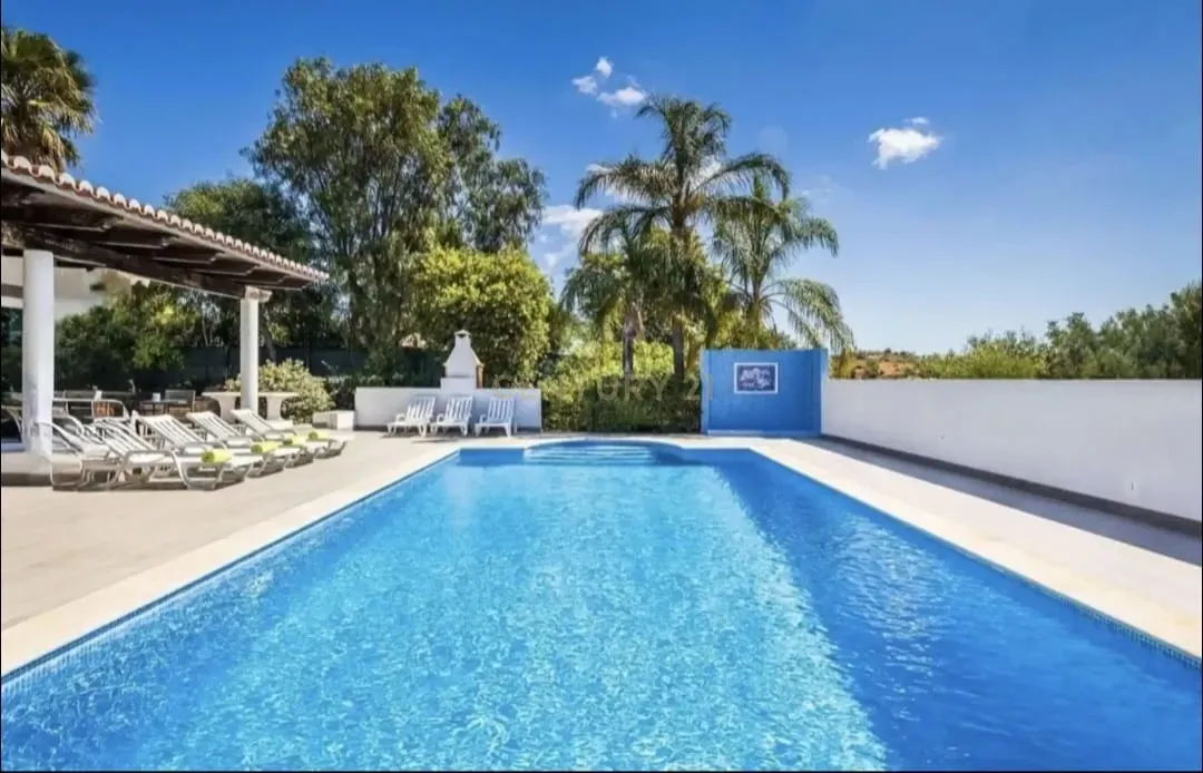 Fotografia 7 de Moderna Moradia T4 com piscina e ginásio no Cerro Azul