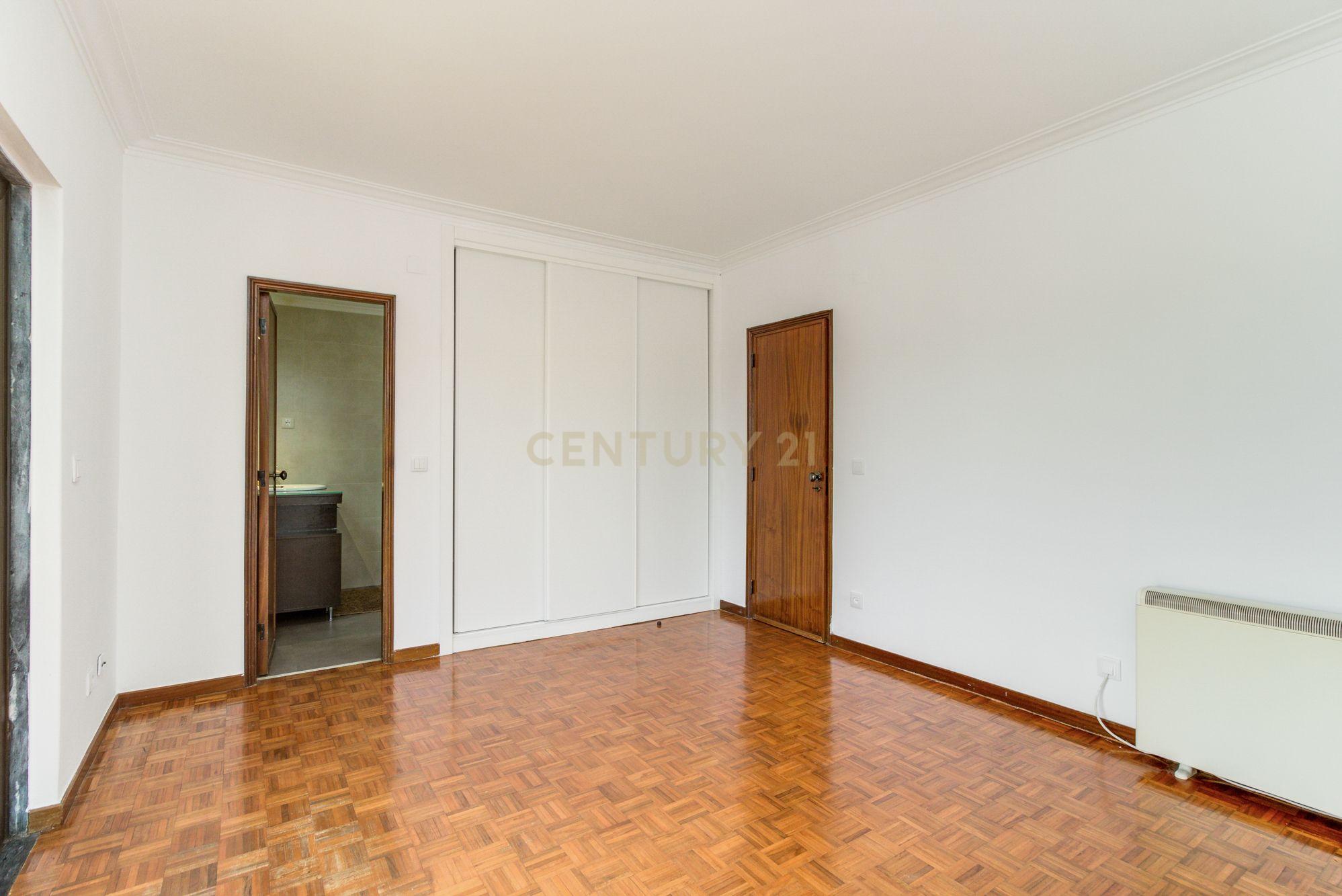 Moradia T4, Praia Santo Amaro de Oeiras e Estação de Comboios - Image 32