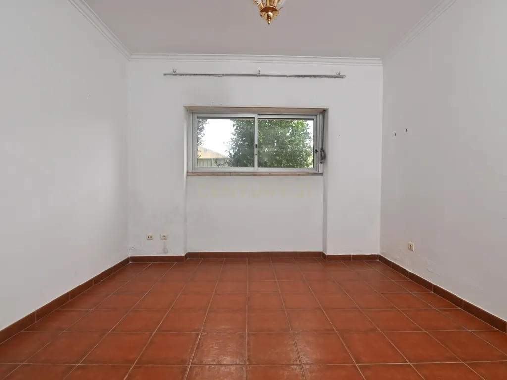Moradia de gaveto com jardim, sotão e anexo - Porto Salvo (Oeiras) - Image 13