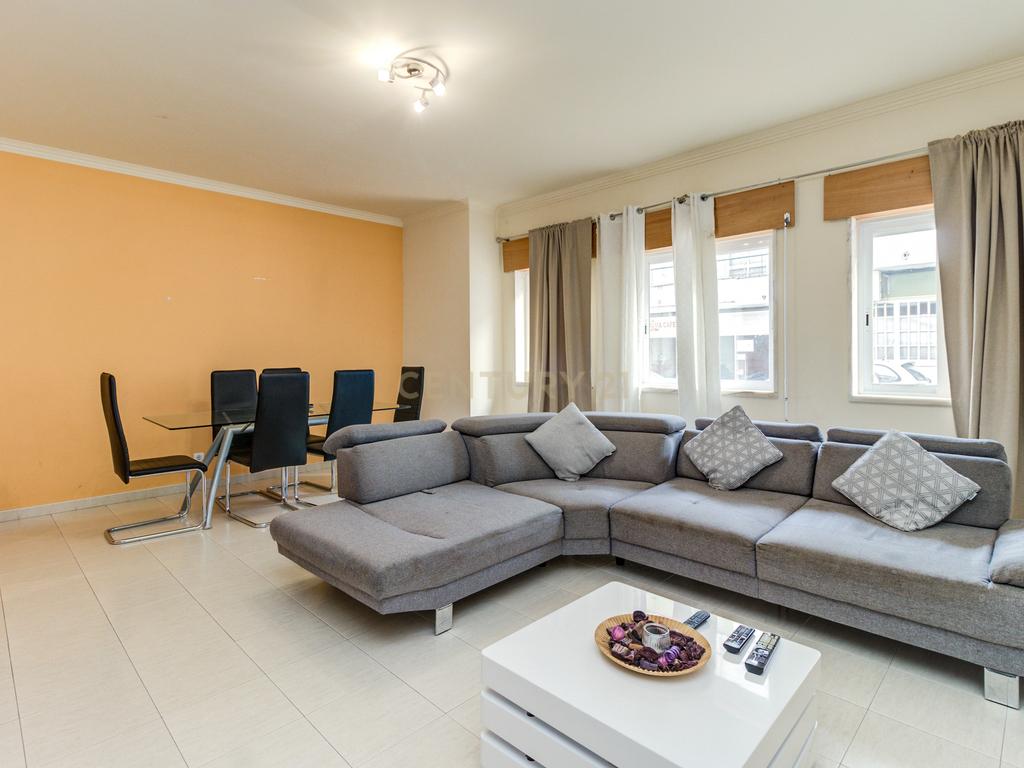 Apartamento T3 com Terraço e Acessibilidade em Amadora - Image 1