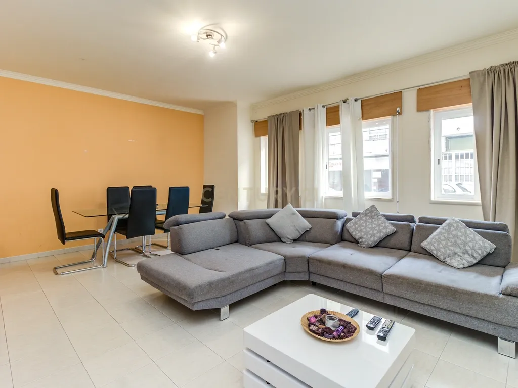 Apartamento T3 com Terraço e Acessibilidade em Amadora - Image 1