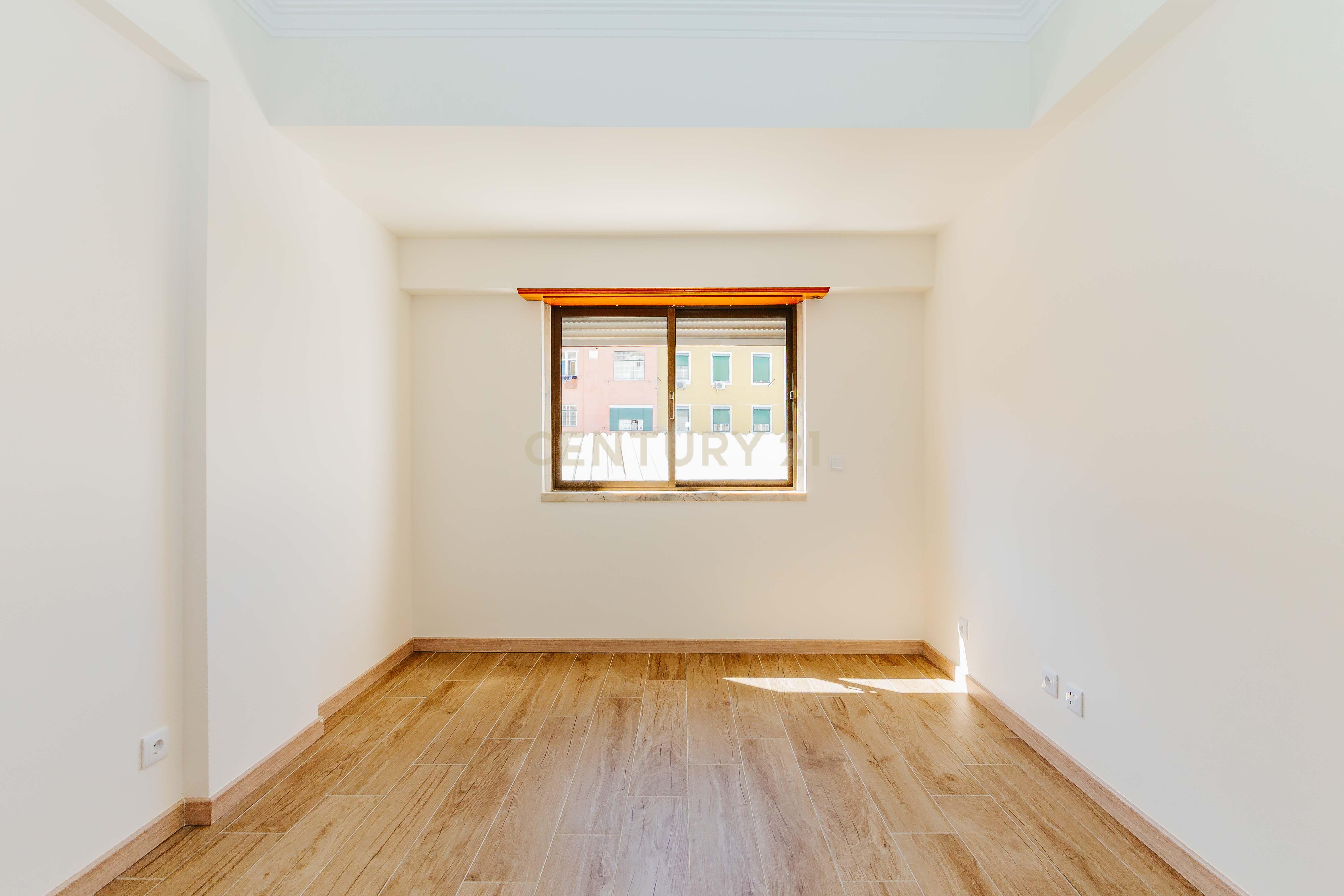Apartamento T3 Renovado com Vista Rio em Santa Apolónia – Viva no Coração de Lisboa - Image 39