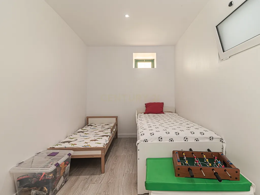 Moradia T2 Renovada em Fanhões – Conforto e Tranquilidade às Portas da Cidade - Image 14