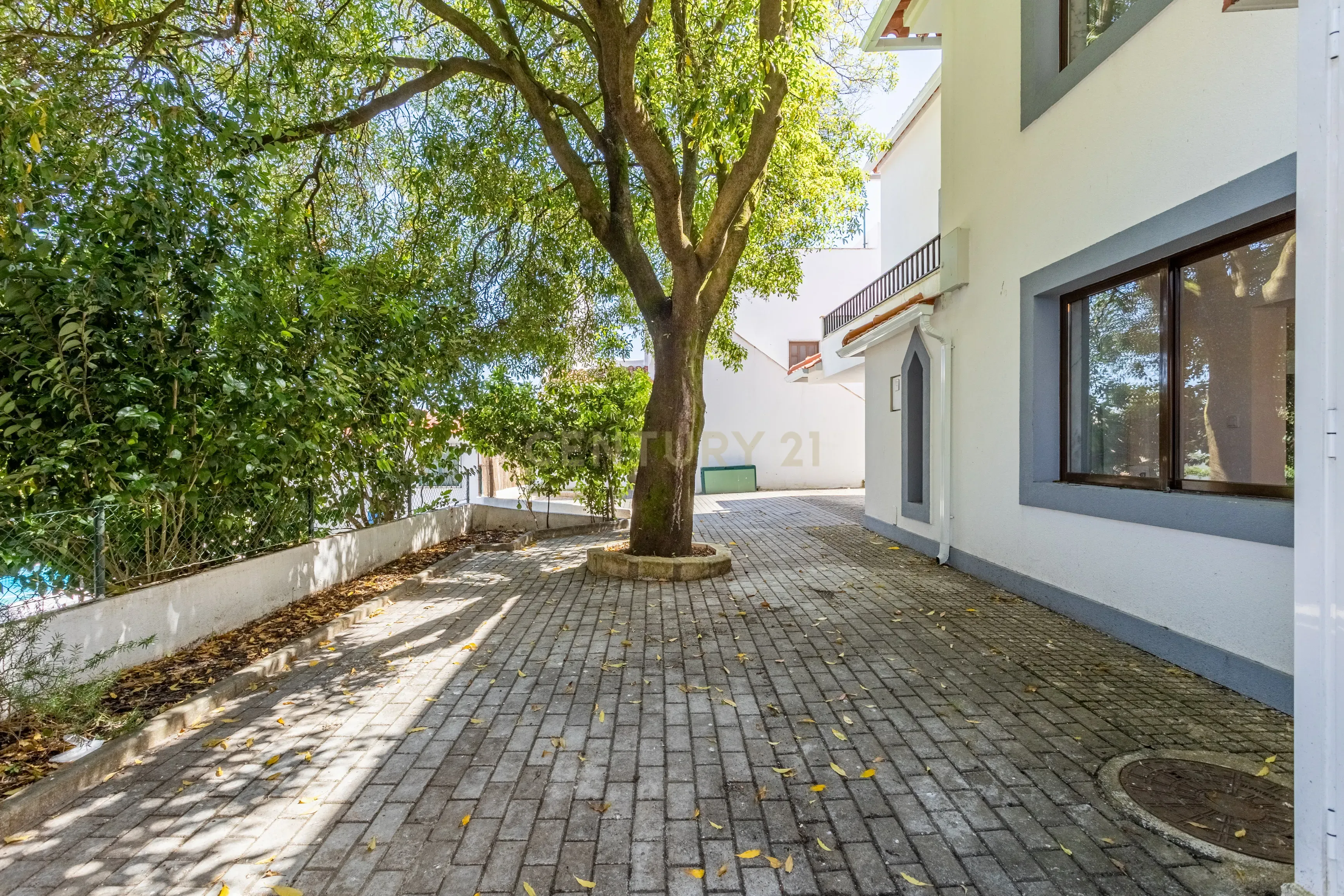 Moradia T5 isolada, inserida num lote de terreno de 750m2 em Casal de Cambra - Image 6