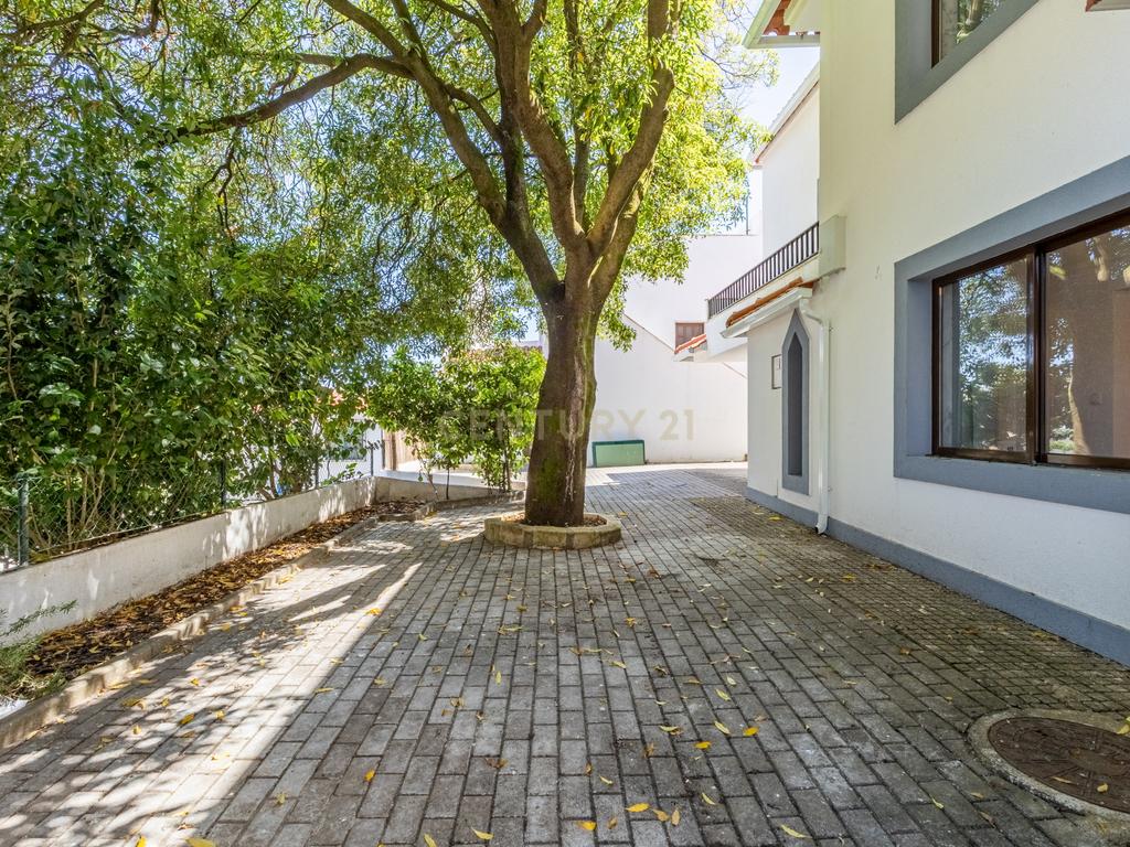 Moradia T5 isolada, inserida num lote de terreno de 750m2 em Casal de Cambra - Image 6