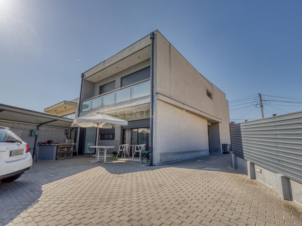 Moradia V3 com Piscina, Garagem para 4 Carros e Excelentes Áreas – Conforto e Tranquilidade a 5 Minutos da Autoestrada - Image 3