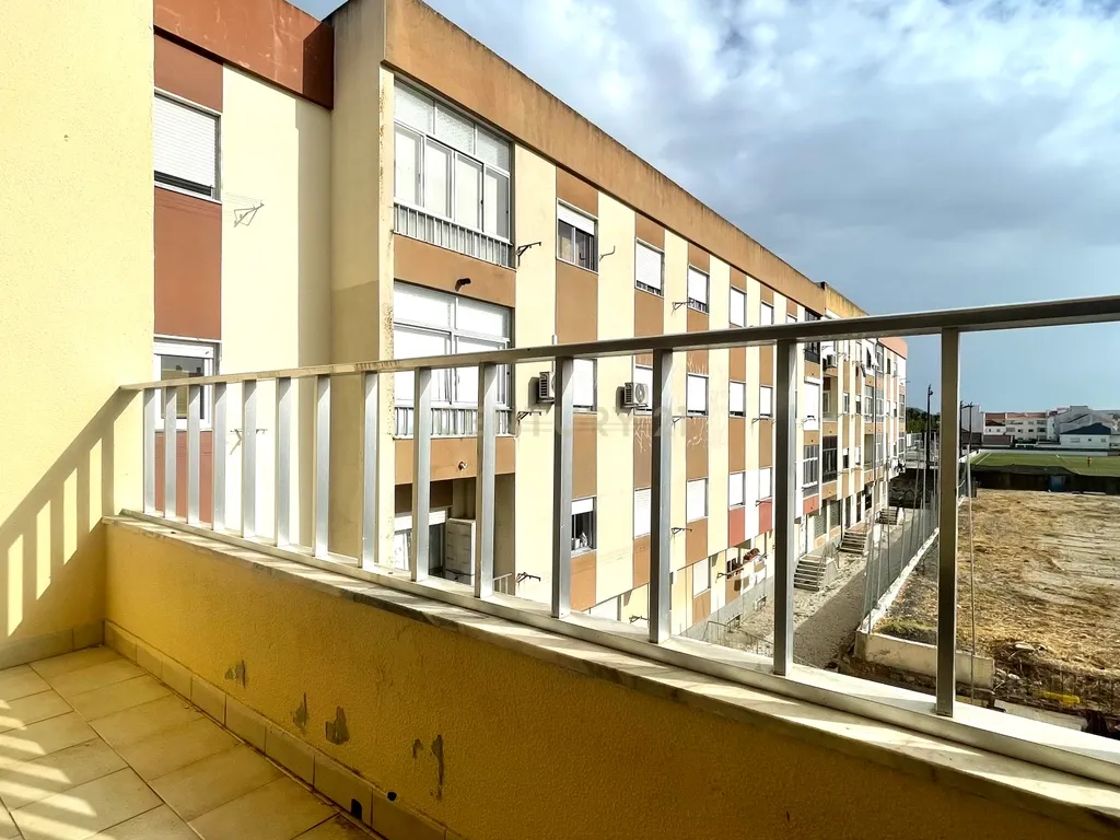 Apartamento T2 com Duas Varandas, no Centro do Pinhal Novo - Image 12