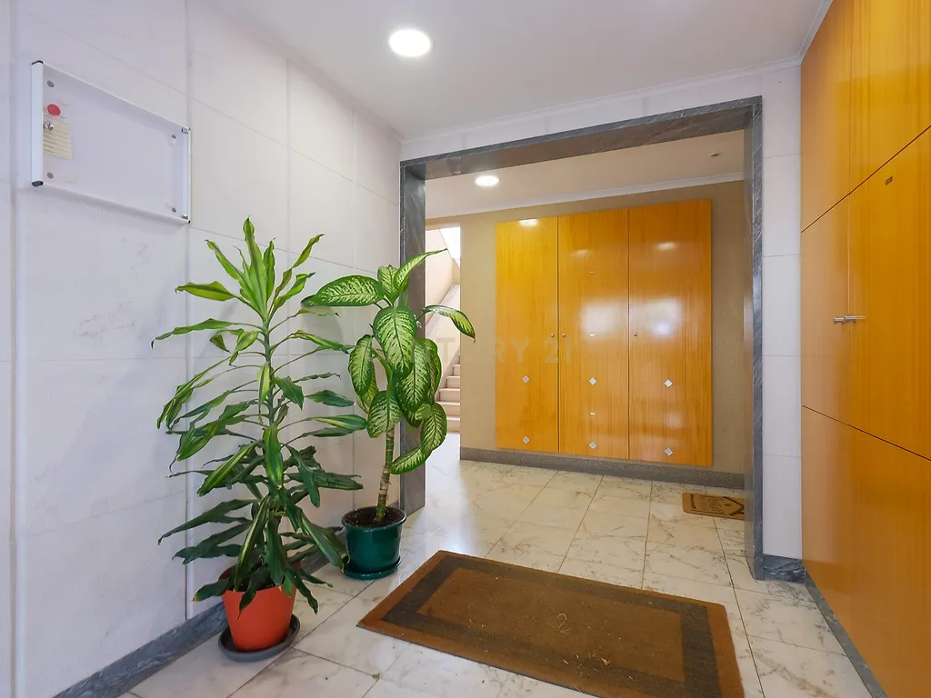 Apartamento T3 com Excelentes Áreas e Garagem na Urbanização Moinho do Guizo – Mina de Água, Amadora - Image 25