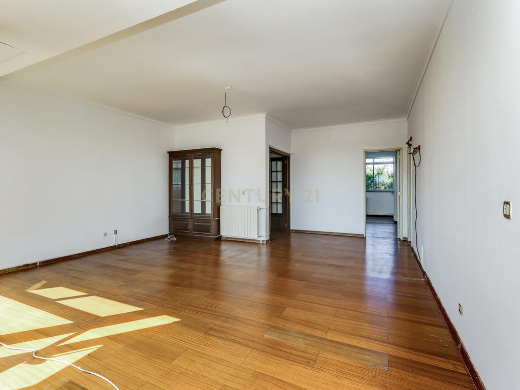 T4 com Vista de Rio nos Olivais – Uma Oportunidade para Remodelar a Seu Gosto! - Image 3
