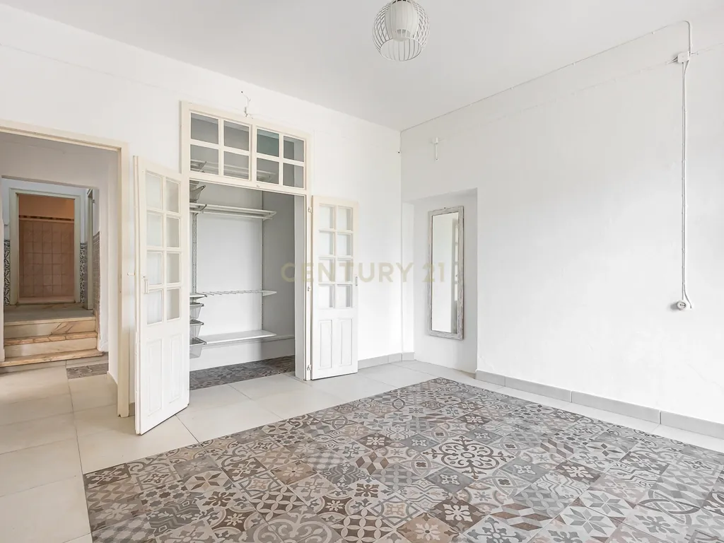 APARTAMENTO T2+1 COM 2 LOGRADOUROS NO CORAÇÃO DE BORBA - Image 5