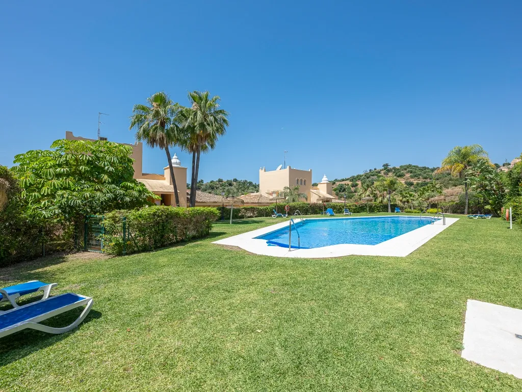 Apartamento com 2 quartos e jardim para alugar na aldeia de Santa María, Elviria - Image 29