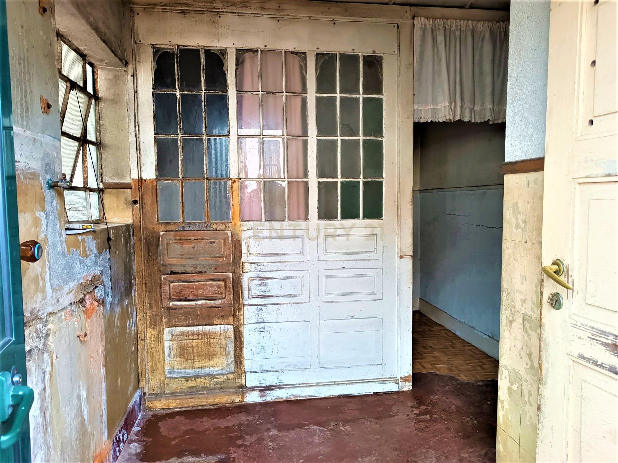 Moradia bifamiliar com cinco quartos, terreno e água para reconstrução no coração da Cidade da Maia, em Gueifaes - Image 28
