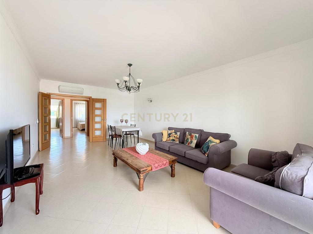 Espaçoso apartamento T2 com varanda em Armação de Pêra, Silves. - Image 2