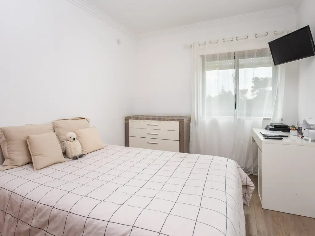 Apartamento T3 com Garagem e Arrecadação em Alhos Vedros - Image 7