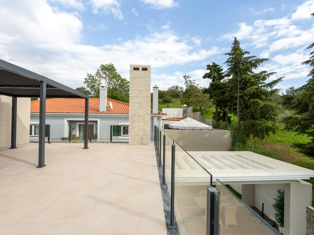 Moradia V4 isolada de arquitetura contemporânea com piscina, com vista para Serra da Arrábida - Image 19