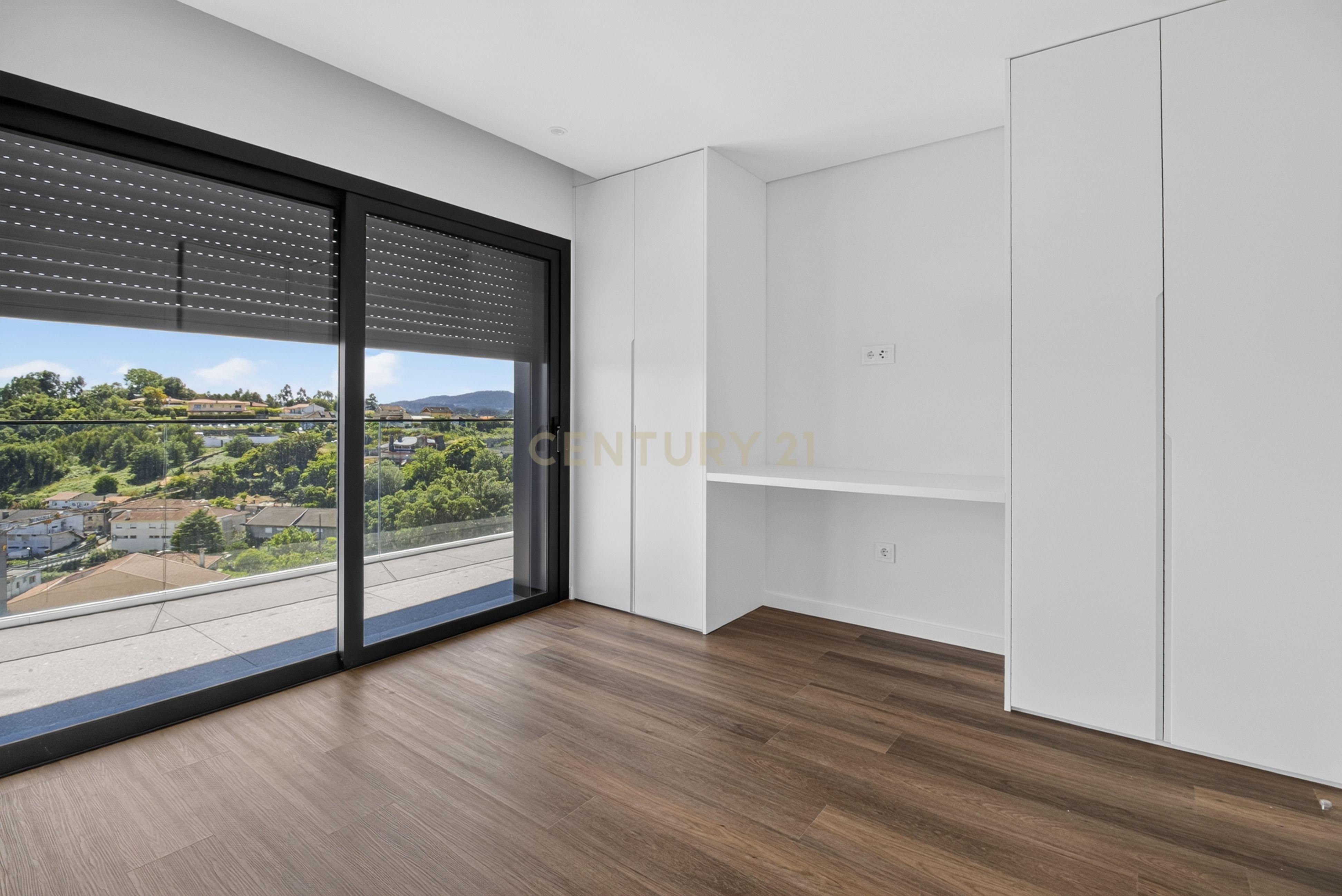 Fotografia 10 de T3 Novo em Ferreiros, Braga | Suíte com Closet + 2 Quartos com Closet e Varanda Panorâmica