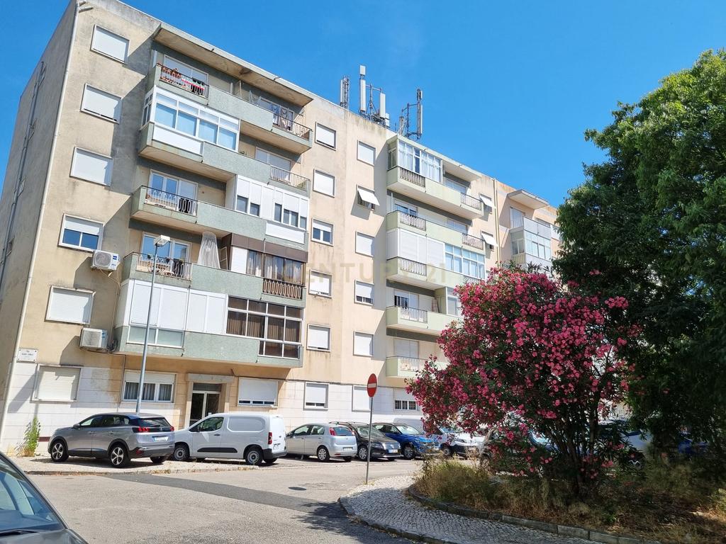 Apartamento Renovado T3 em Benfica, Lisboa - Image 3