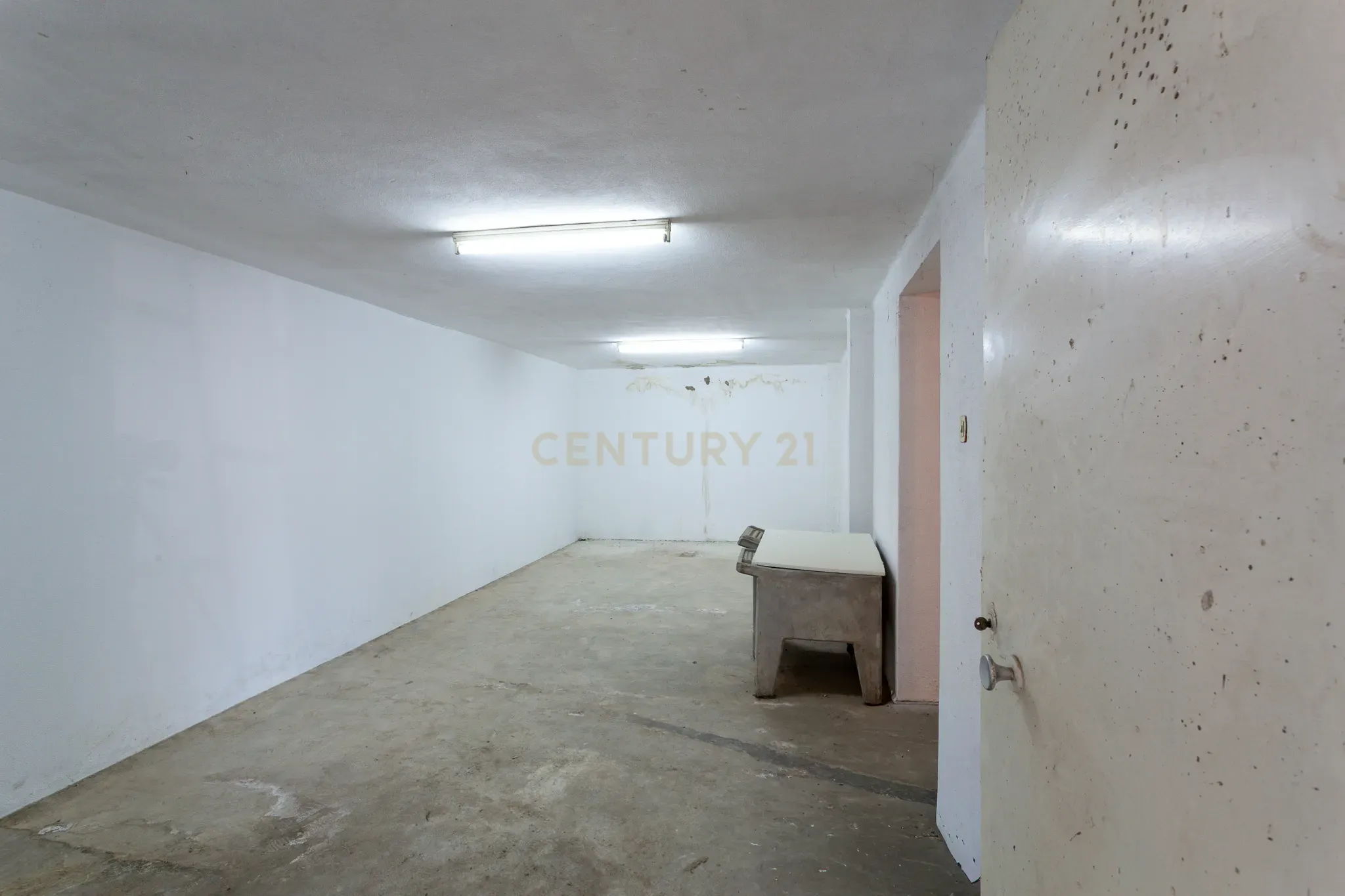 Fotografia 11 de Loja com 61 m² no Bairro do Miratejo – Catujal