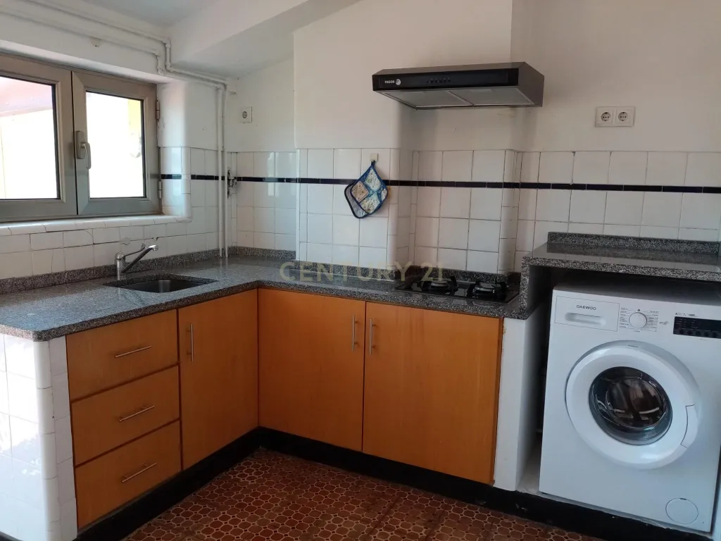 Apartamento T3+1 com logradouro e estacionamento privativos e sótão independente rentabilizado – Bairro Norton de Matos - Coimbra - Image 35