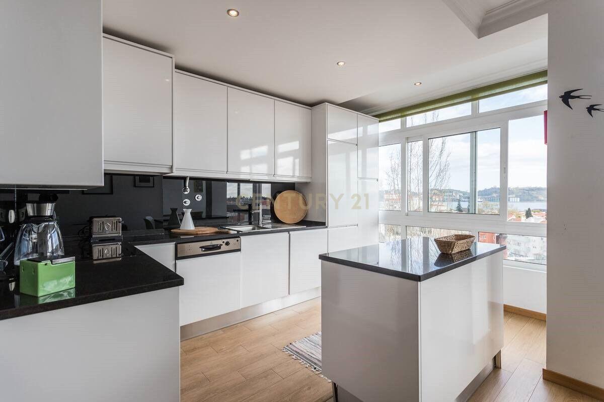 Arrendamento – T3 Remodelado com Vista Rio | Alcântara, Lisboa