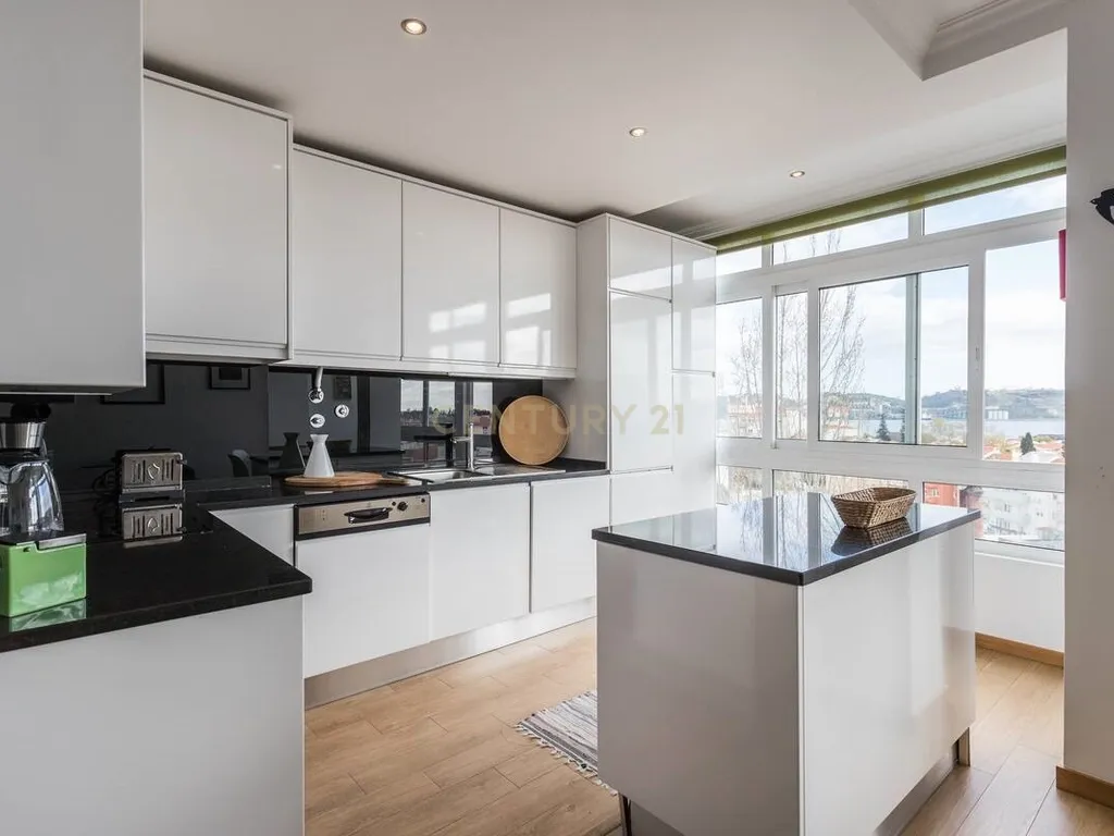 Arrendamento – T3 Remodelado com Vista Rio | Alcântara, Lisboa - Image 1