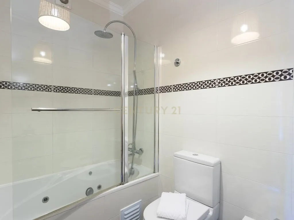 Arrendamento – T3 Remodelado com Vista Rio | Alcântara, Lisboa - Image 14