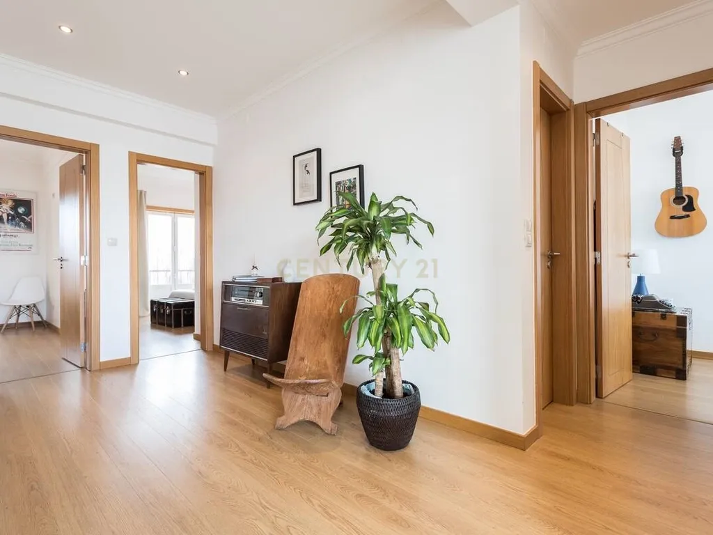 Arrendamento – T3 Remodelado com Vista Rio | Alcântara, Lisboa - Image 2