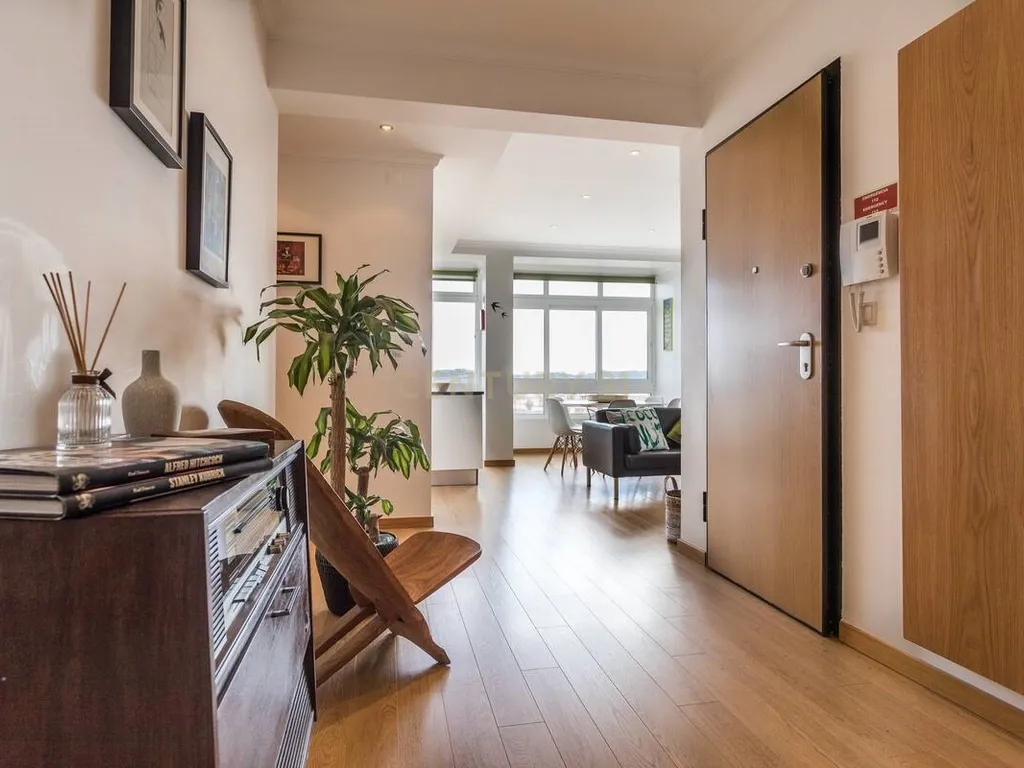 Arrendamento – T3 Remodelado com Vista Rio | Alcântara, Lisboa - Image 3